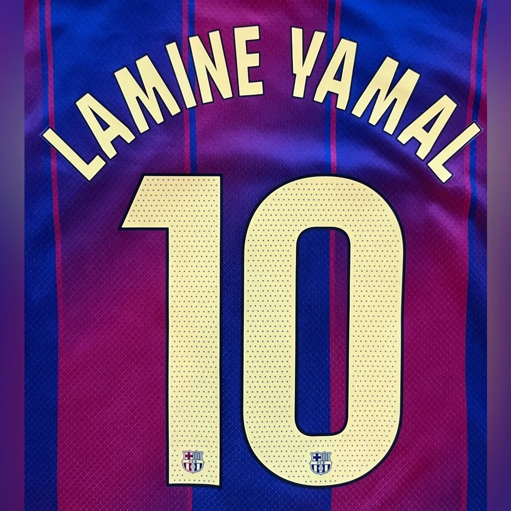 Lamine Yamal #10 Barcelona Kids Set Home Soccer Jersey - Picture 4 of 6